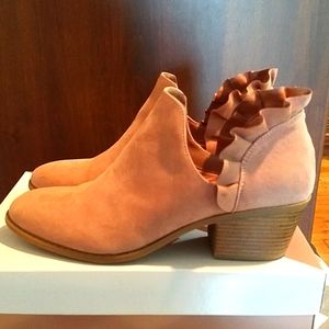 Fergalicious Becket Bootie, Mauve size 10
